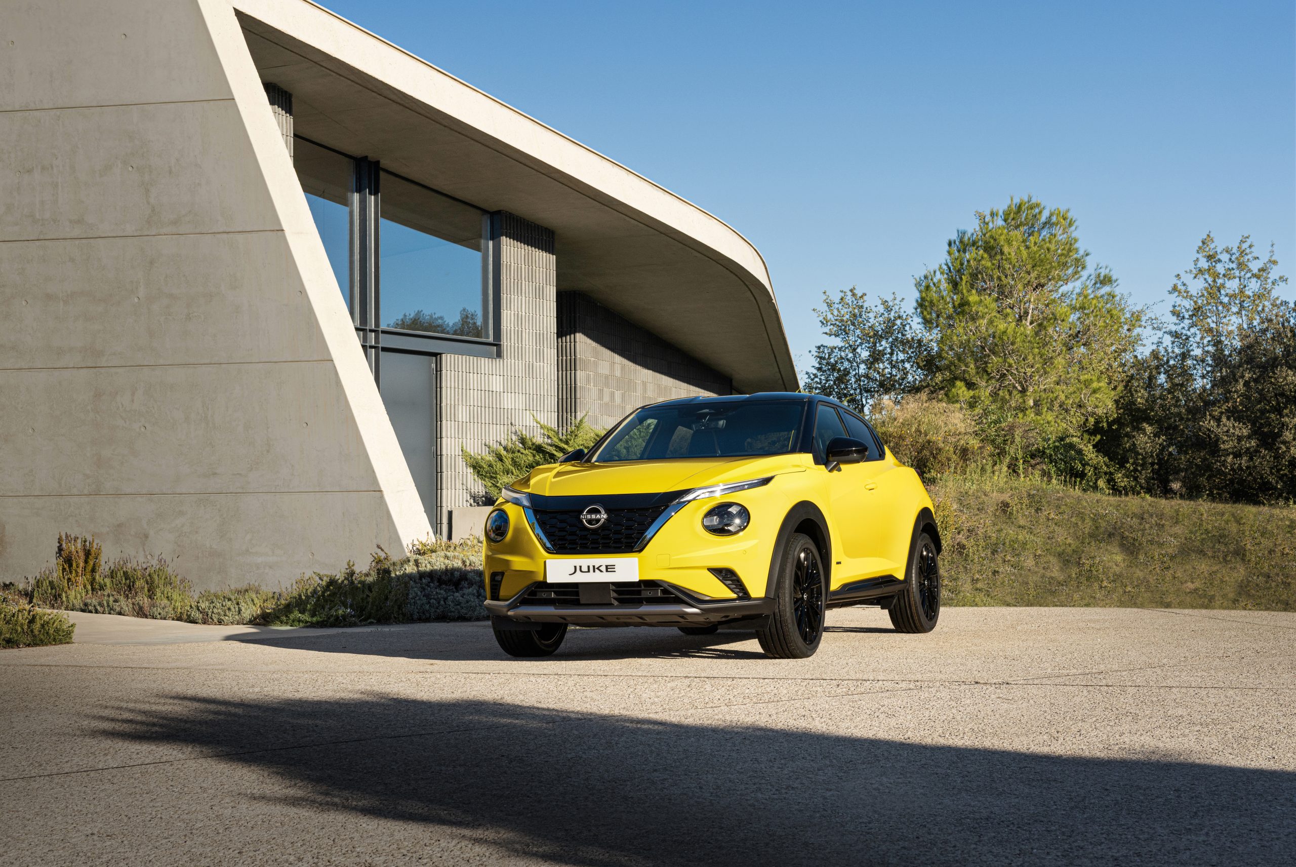 JUKE MC 2024 - Exterior _ iconic yellow body color - N-Sport - front side view 3-source